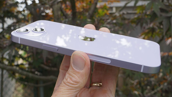 Tông màu hơi ngả về hồng khi iPhone 14 Plus được chụp dưới ánh nắng trực tiếp